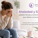 Mujer con ansiedad asociada al SOP representando los síntomas físicos y emocionales.